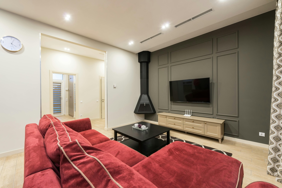 Salon w głębokim burgundzie pełen klasy i prestiżu