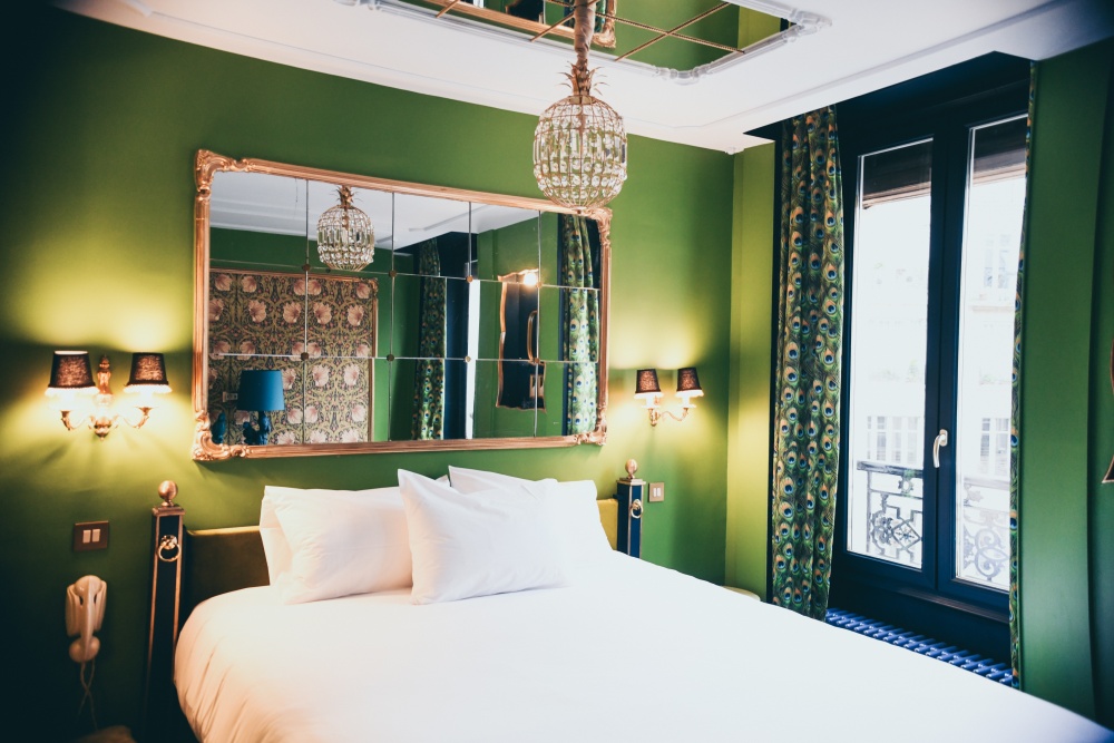 butelkowy zielony do sypialnia, sypialnia w kolorze butelkowej zieleni, butelkowa zielona ściana w sypialni