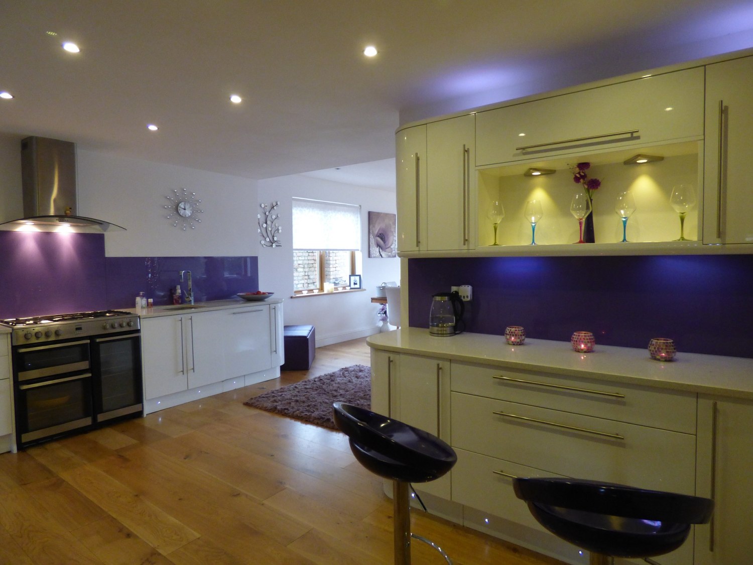 fiolet w kuchni, fioletowe szkło w kuchni, fioletowe płytki nad blatem w kuchni