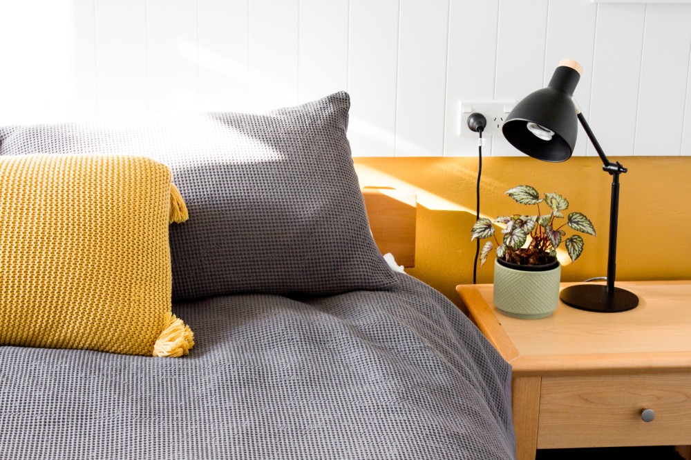 musztardowa żółć, musztardowy zagłówek łóżka, dodatki w kolorze żółtym