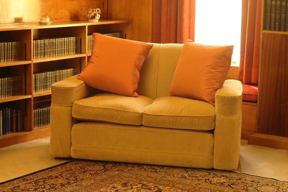 kolor musztardowy, żółta sofa, musztardowa kanapa