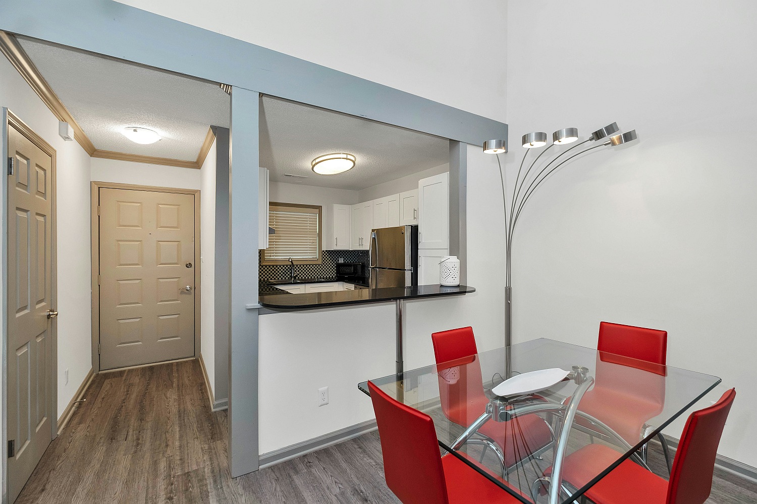 pomysły na aranżację jadalni z kolorowymi krzesłami