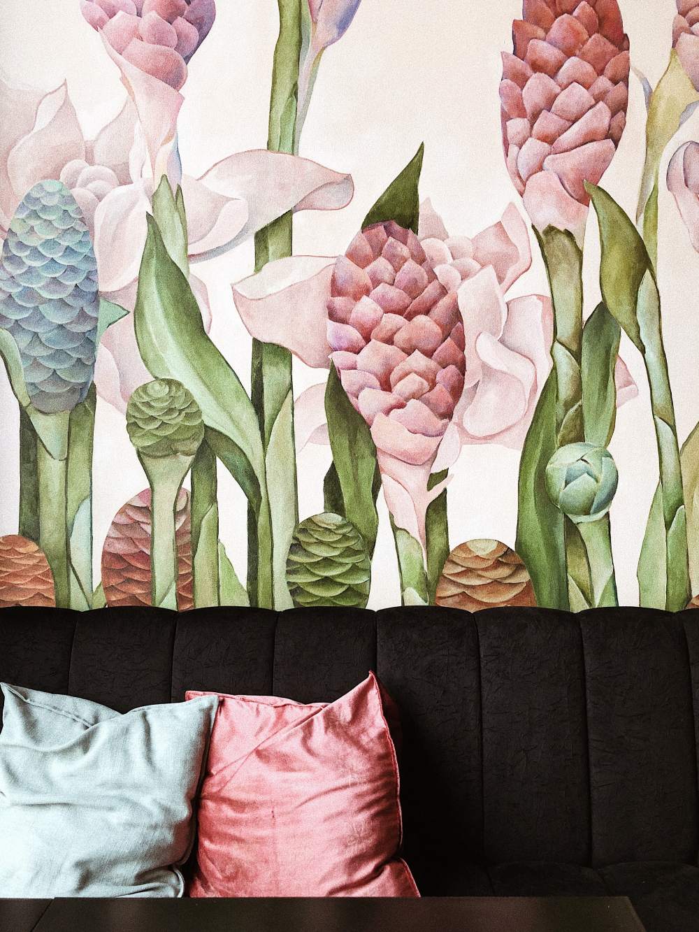 florystyczna tapeta, kwiatowe wzory w wystroju mieszkania, roślinne wzory do mieszkania
