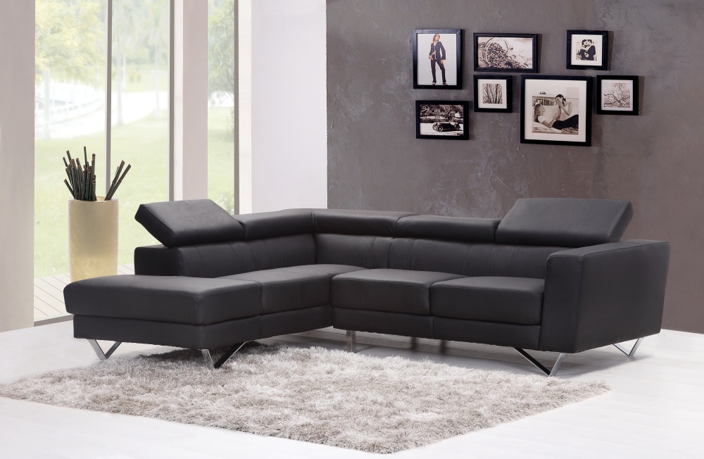 ciemna sofa w szarym salonie, sofa do szarego salonu, szary salon z sofą