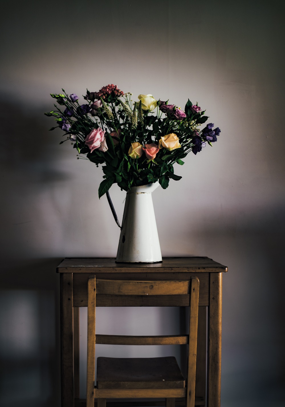 dekoracje do szarego mieszkania, wazon z kwiatami, ozdoby w szarym mieszaniu