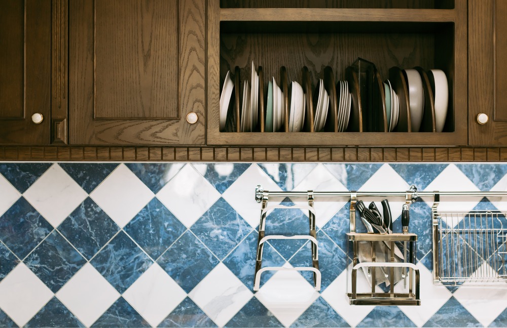 patchworkowe płytki, otwarta szafka kuchenna, otwarte półki w kuchni
