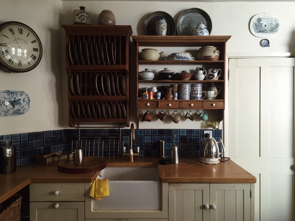 brązowe meble w kuchni rustykalnej, kolor ścian w kuchni w stylu rustykalnym, jak pomalować rustykalną kuchnię
