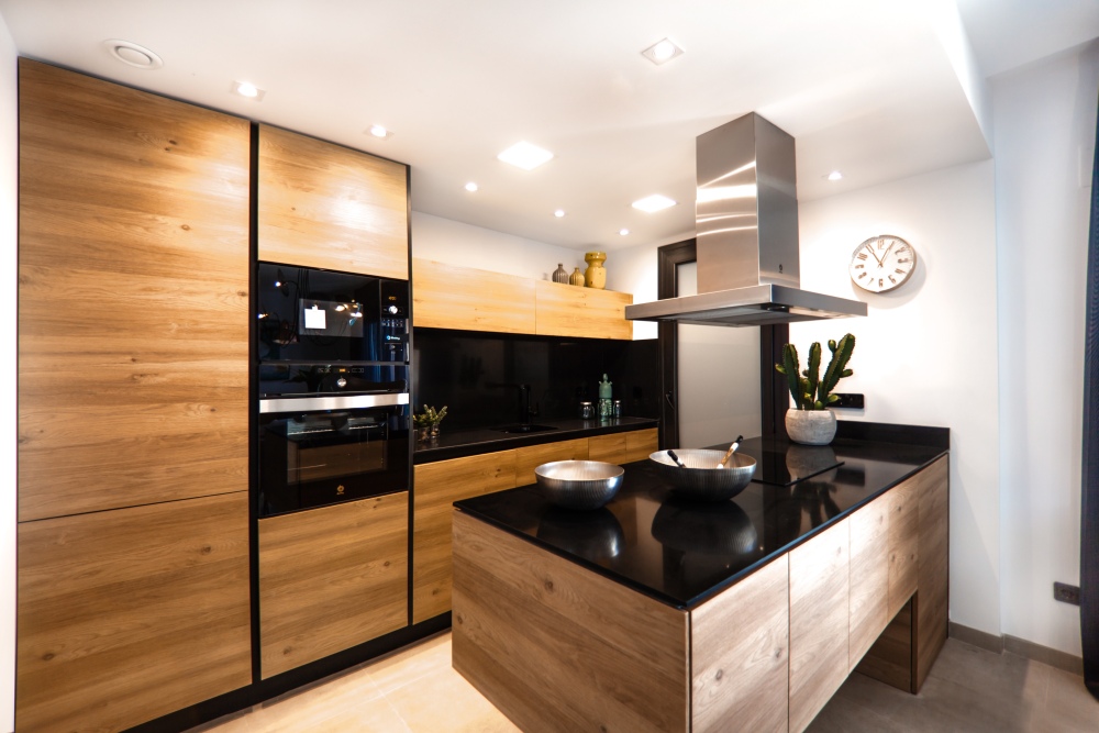 jaki kolor ścian do kuchni minimalistycznej, minimalistyczna kuchnia co na ściany, brązowe meble a styl minimalistyczny w kuchni