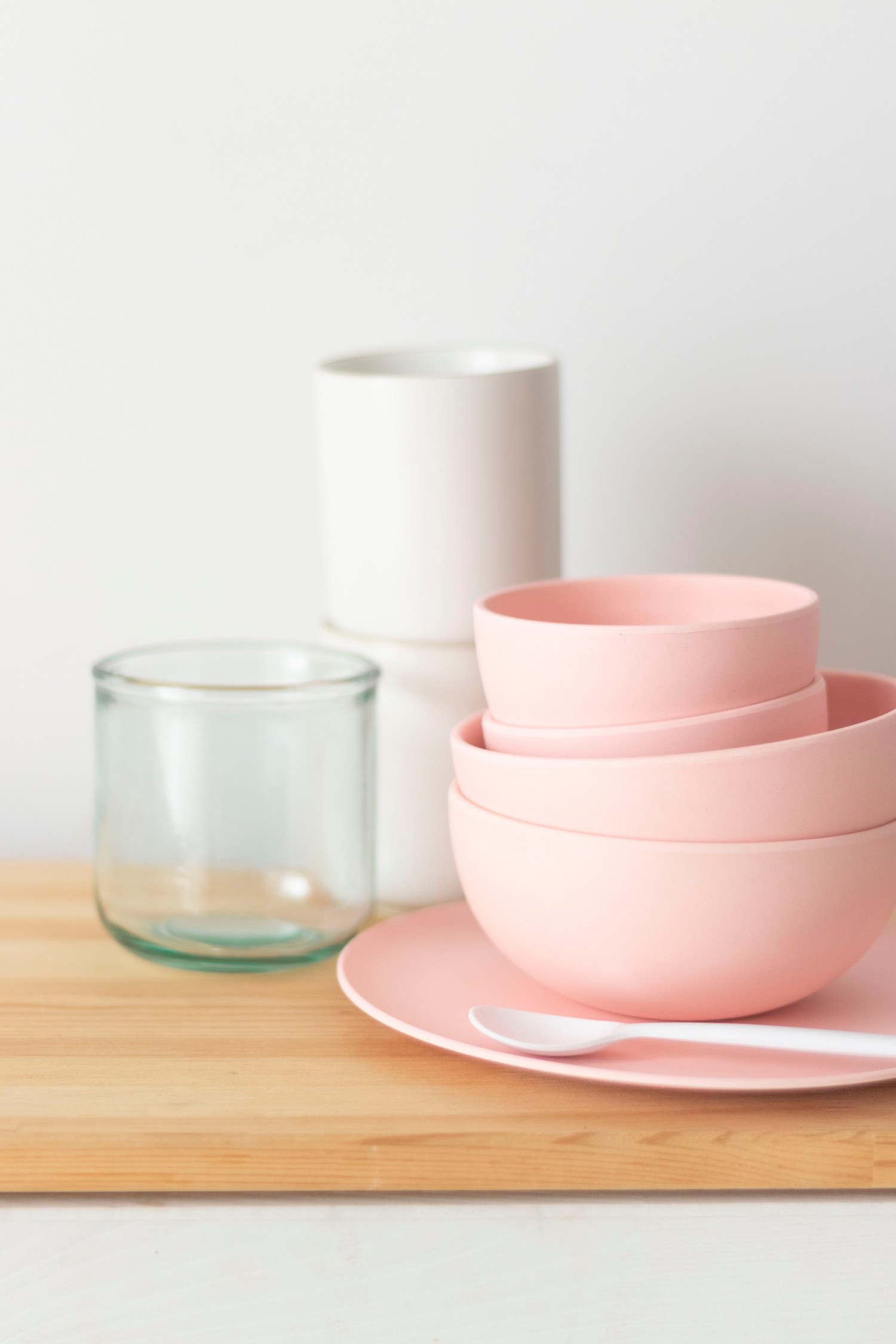 naczynia w pasteloym kolorze, różowe naczynia, różowe miski do kuchni