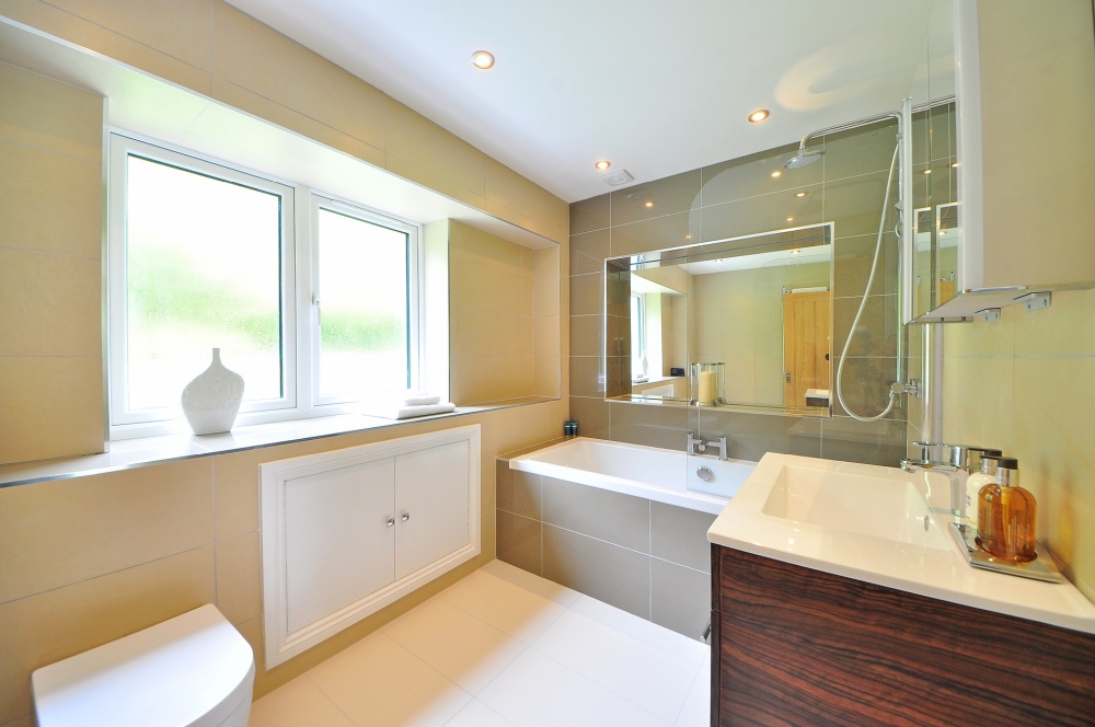 подвесной потолок в ванной комнате, ванная комната с подвесным потолком, преимущества подвесного потолка в ванной