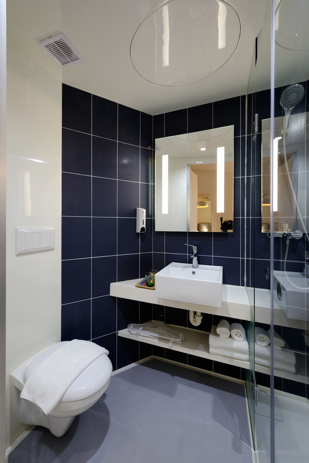 зеркальный потолок в ванной, потолок для мытья в ванной, плексигласовый потолок в ванной