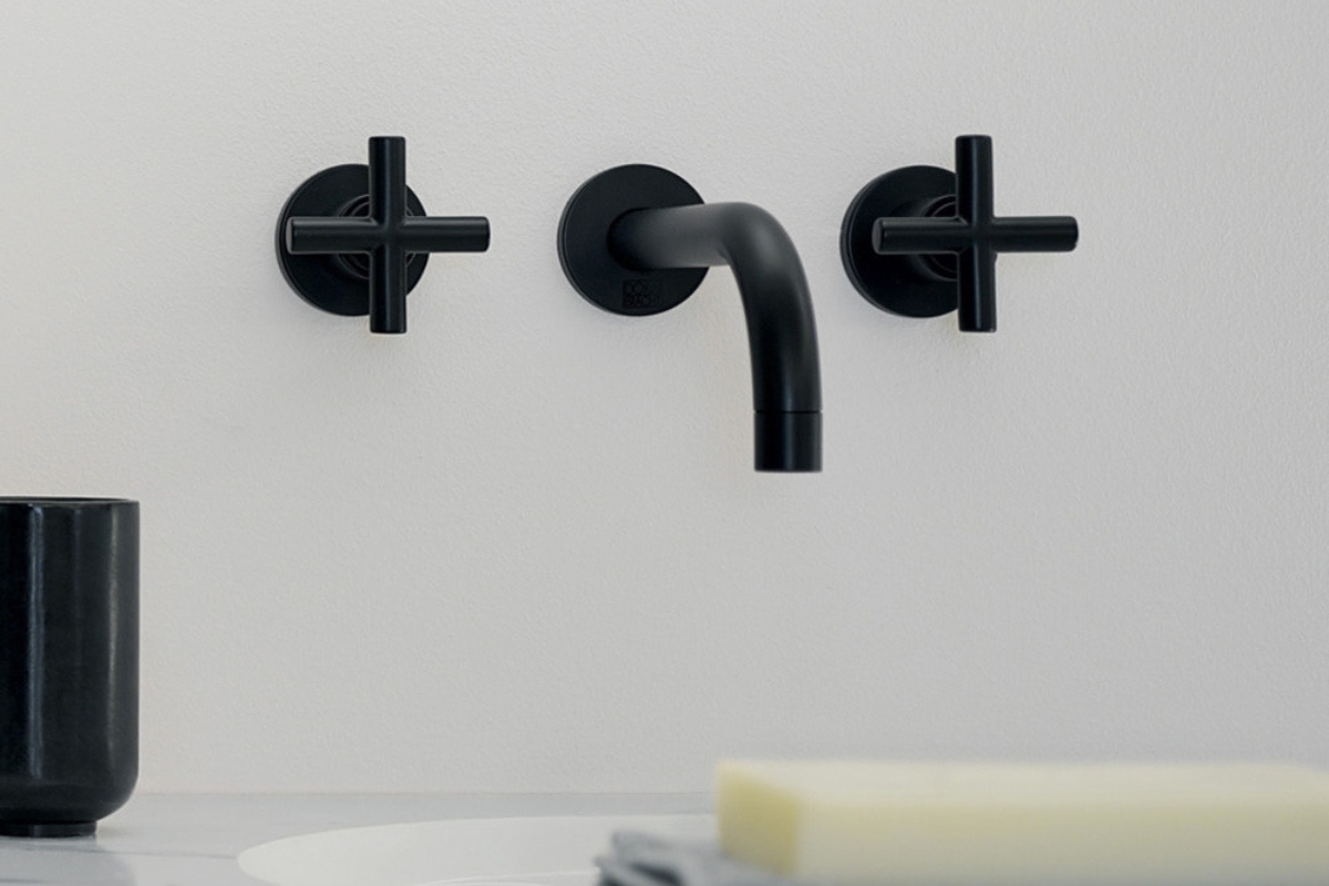 czarne baterie ścienne, czarna bateria ścienna do łazienki, czarna bateria umywalkowa