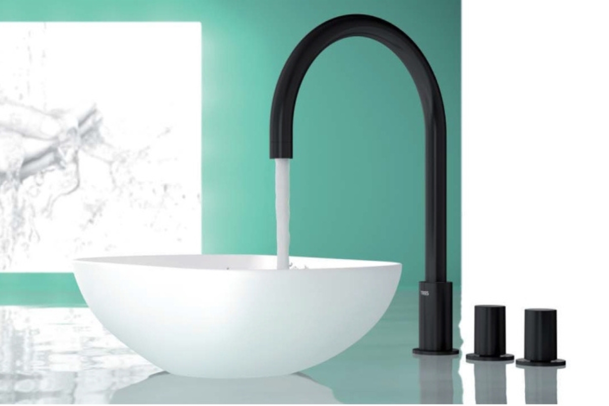 modne czarne baterie, moda na czarne baterie w łazience, czarna bateria łazienkowa