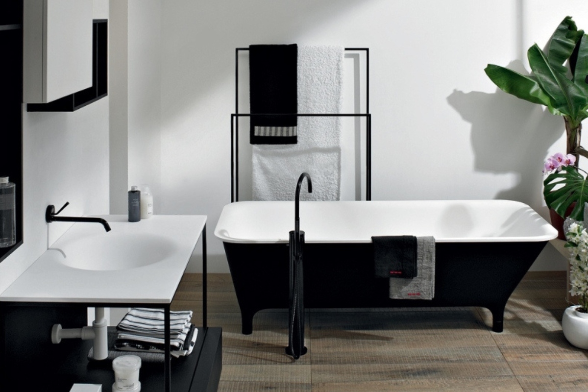 czarne baterie łazienkowe, z czym łączyć czarne baterie w łazience, łazienka z czarnymi bateriami