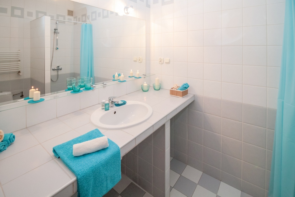 dwukolorowa łazienka, płytki wizualnie powiększające łazienkę, dwa kolory płytek w łazience