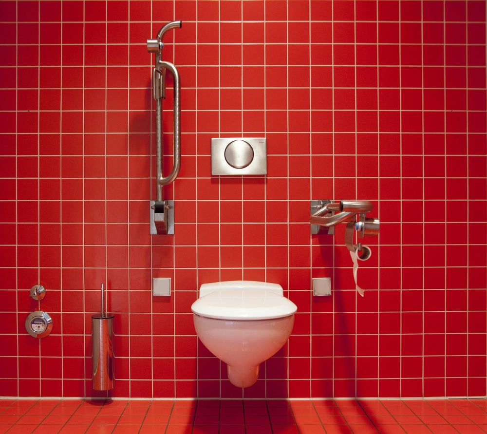 czerwona łazienka, czerwona łazienka bez okna, intensywne kolory w łazience