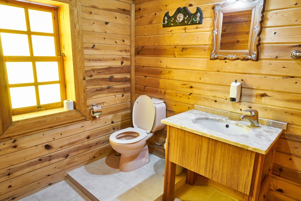 drewniane elementy w łazience, drewno w białej łazience, drewno w łazience