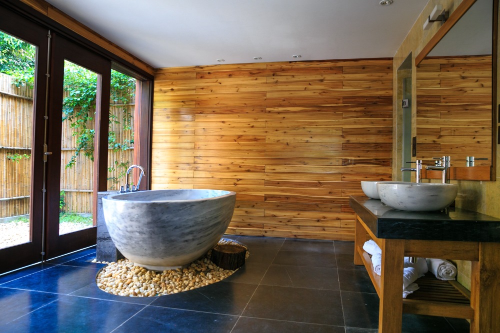 drewno na ścianie w łazience, łazienka z drewnianą ścianą, łazienka wykończona drewnem