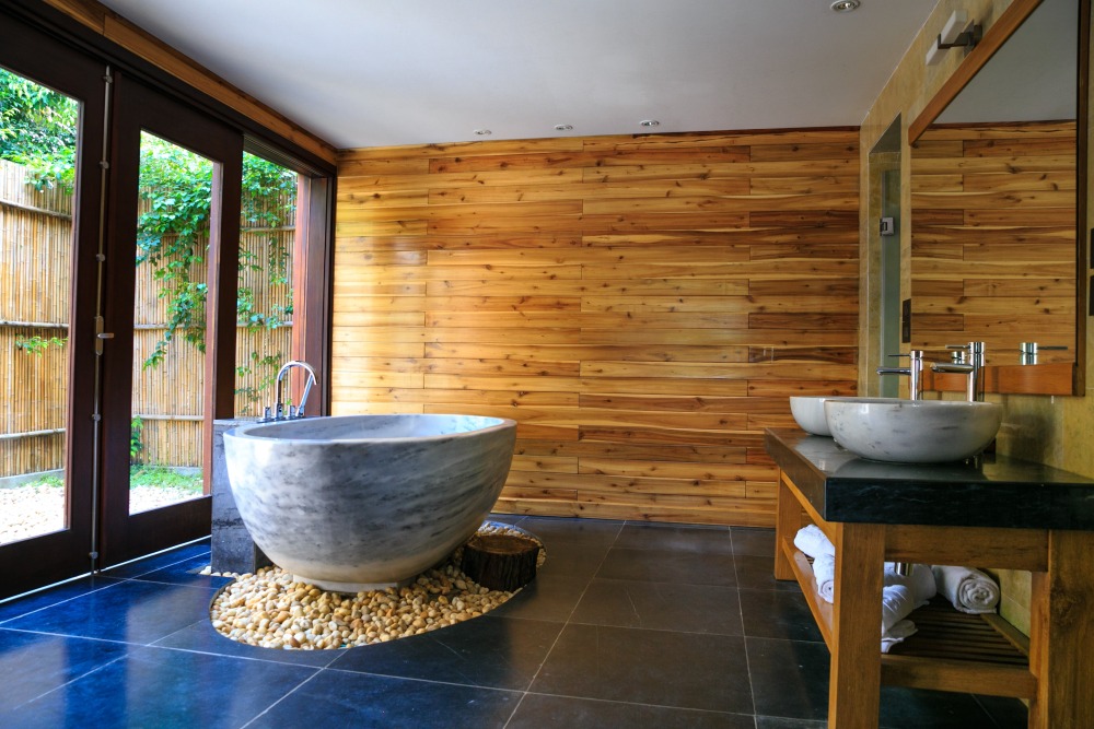 drewno na ścianie w łazience, łazienka z drewnem, brązowa łazienka z drewnem