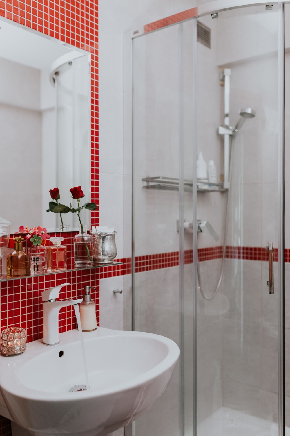 czerwona mozaika w łazience, czerwona mozaika do białych płytek, czerwona mozaika za umywalką