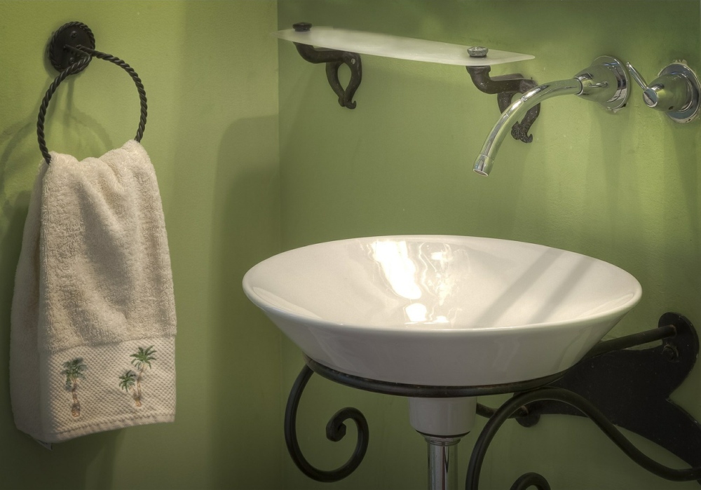 aranżacja zielonej łazienki, kolor zielony w łazience, zielone ściany w łazience