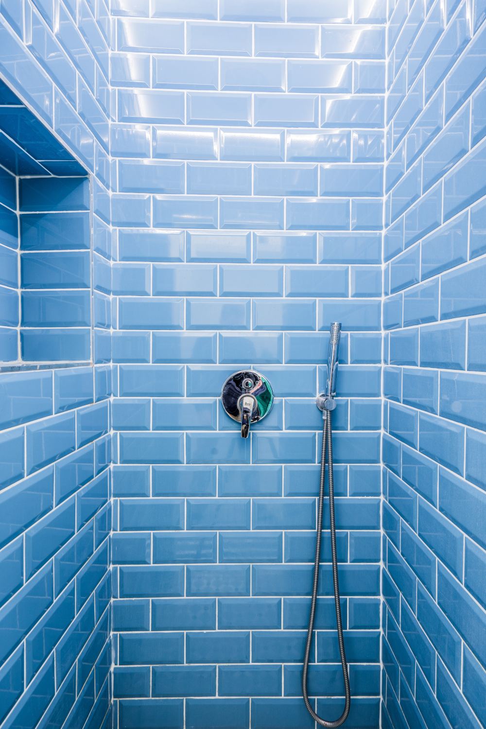 niebieskie kafle w łazience, niebieska terakota w łazience, niebieska kabina prysznicowa