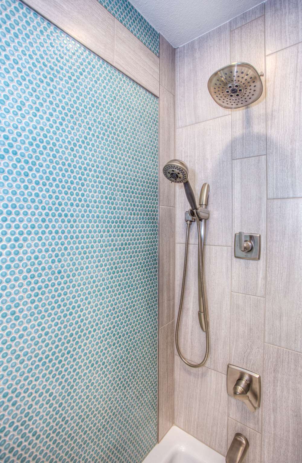 prysznic z ozdobnymi płytkami, niebieska ściana pod prysznicem, kabina z niebieskimi płytkami