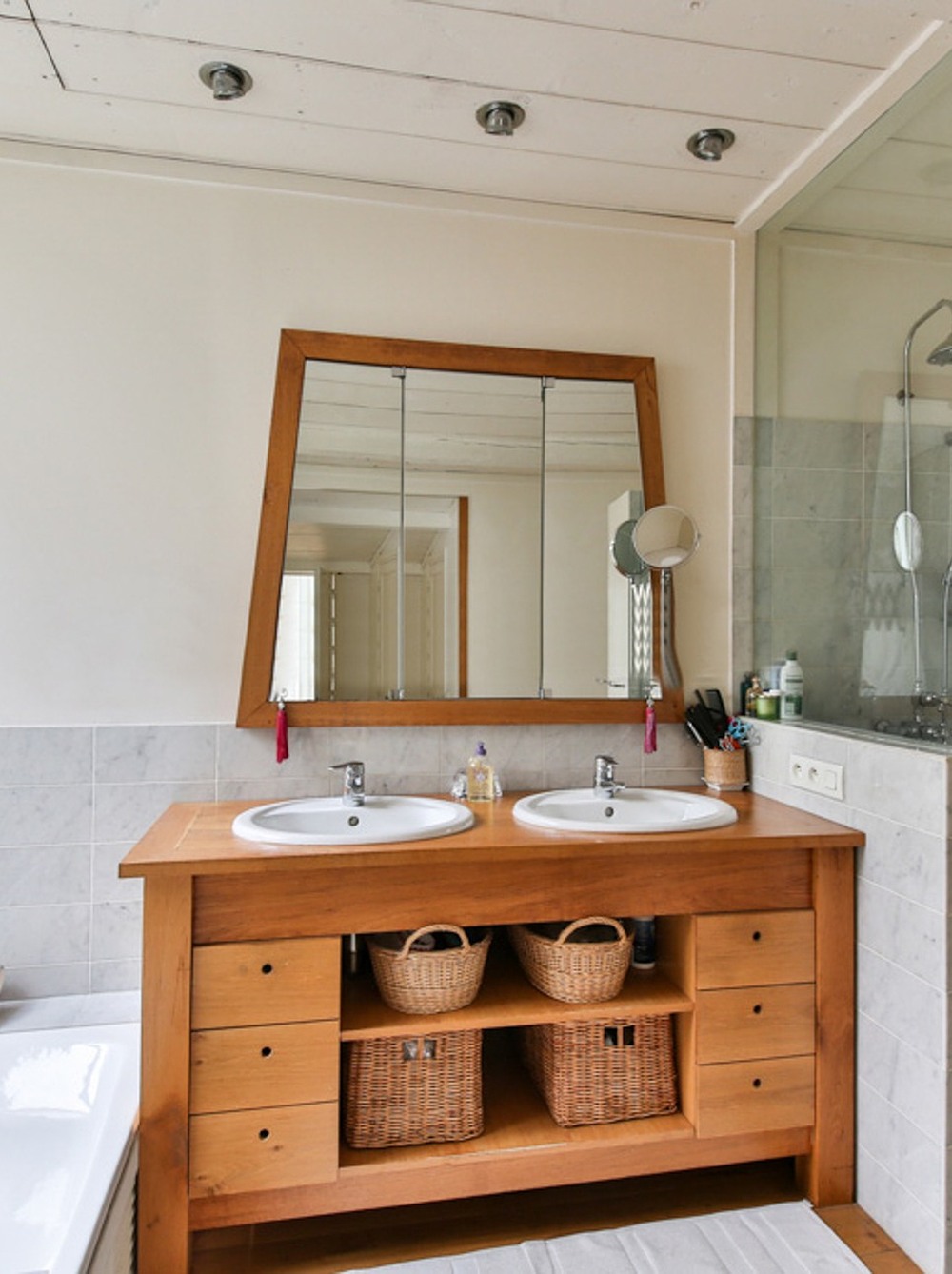 lustro rustykalne, dodatki w łazience w stylu rustykalnym, lustro w stylu wiejskim