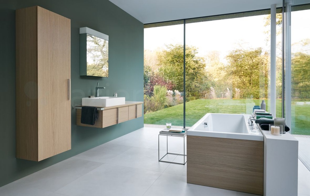 aranżacja łazienki, meble łazienkowe w kolorze drewna, zielona łazienka