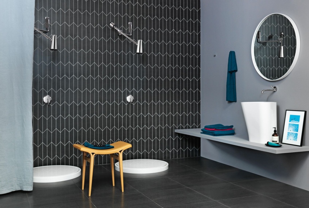 aranżacja łazienki zucchetti, deszczownica w kształcie lampy, nowoczesny styl w łazience