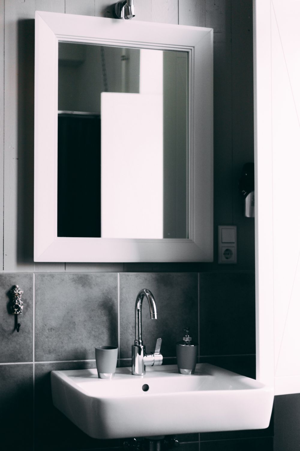 umywalka podwieszana, umywalka wisząca z baterią stojącą, umywalka do montażu na ścianie