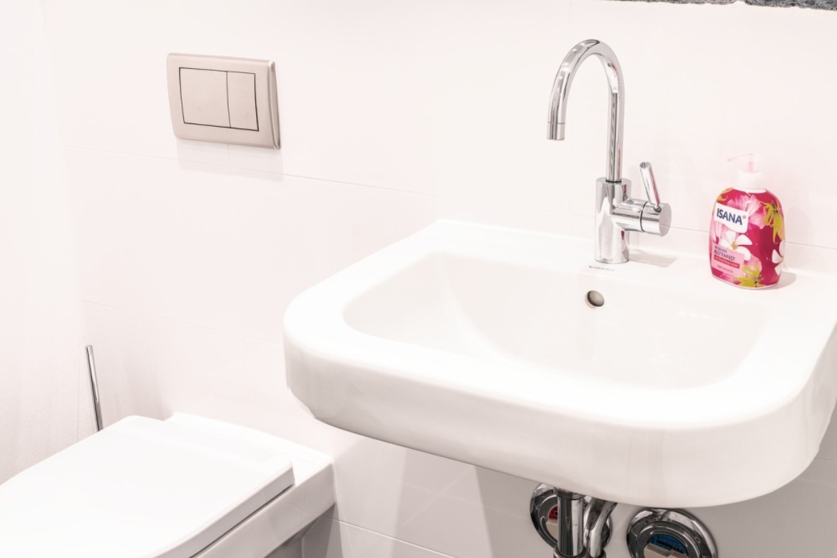 umywalka w wc, toaleta z umywalką, mała umywalka do wc