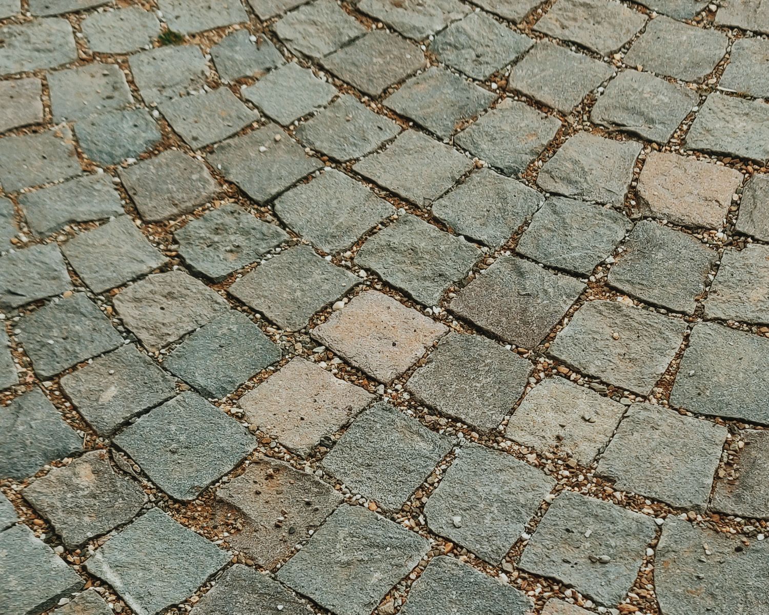 jak ułożyć kostkę brukową