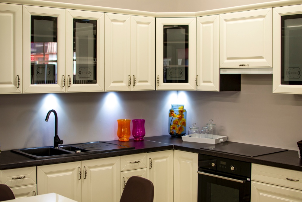 halogeny pod szafkami w kuchni, oświetlenie punktowe nad blatem, lampki pod szafkami w kuchni