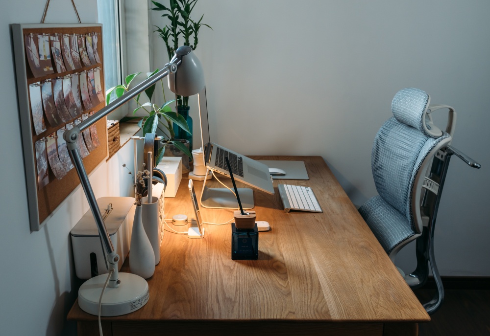 lampa do biura w domu, oświetlenie biura w domu, lampka na biurko w domu