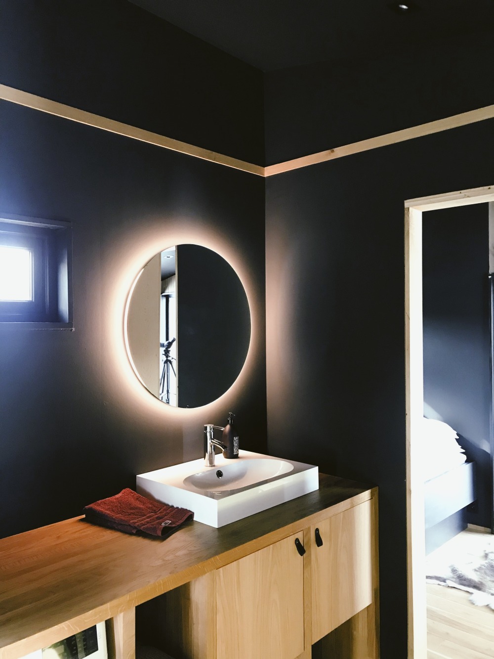 Oświetlenie za lustrem w łazience - www.dekoportal.pl podświetlenie lustra łazienkowego, lampki led w łazience, led w łazience