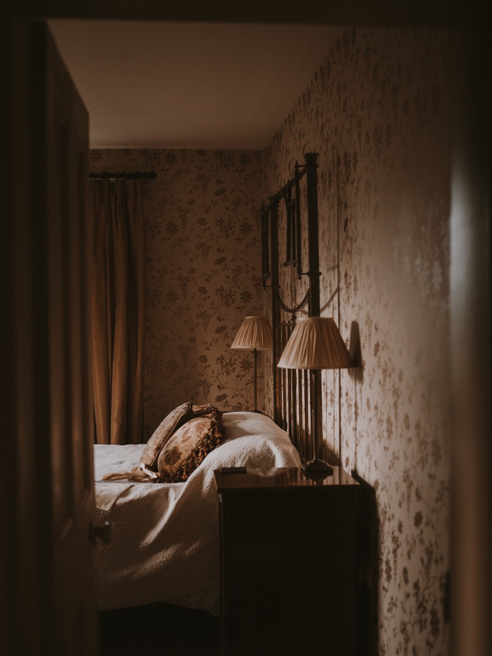 lampka z abażurem, lampka na nakastliku, lampka stojąca przy łóżku