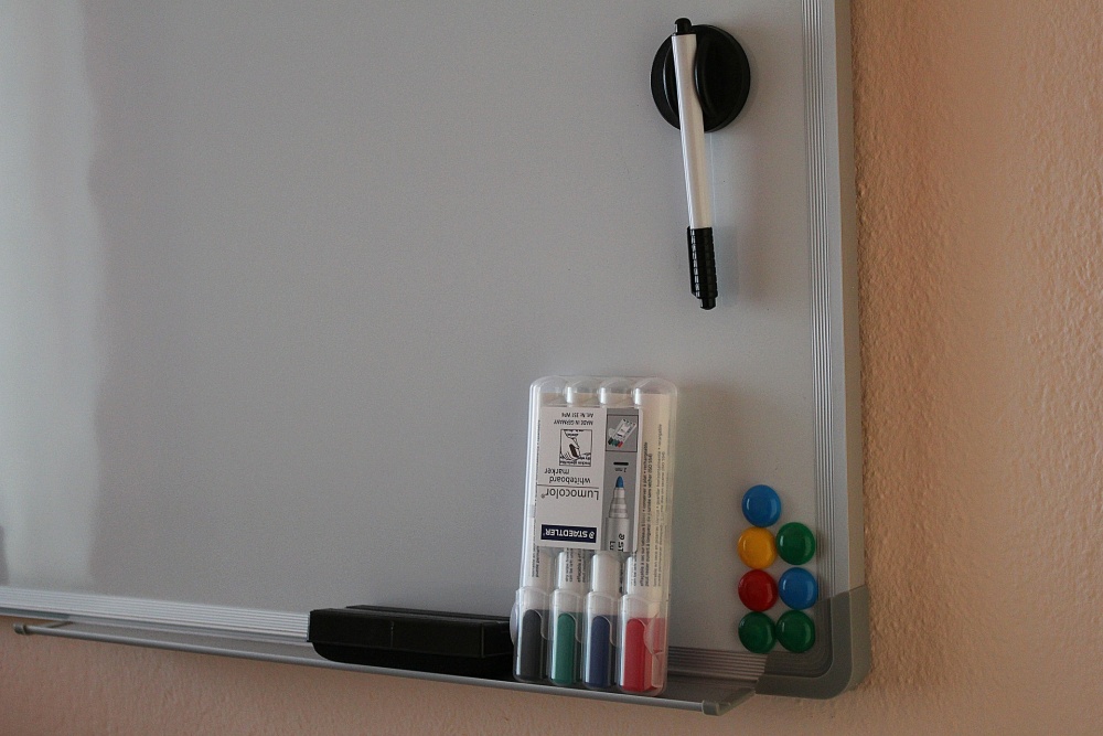 tablica do markerów, tablica do pisania do pokoju dziecka, jaką tablicę do pisania wybrać
