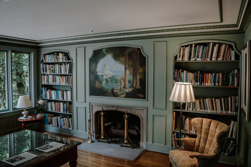 zielony salon z boazerią, biblioteczka w salonie, książki w salonie, salon w stylu klasycznym