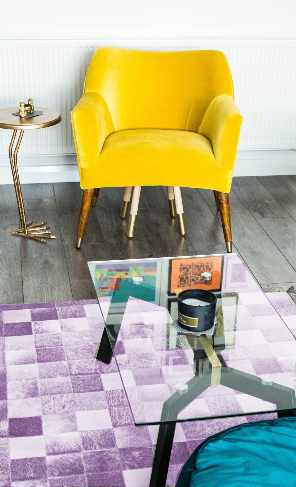 fioletowy dywan w szarym salonie, fioletowe dodatki do szarego salonu, szary salon z liliowym dywanem