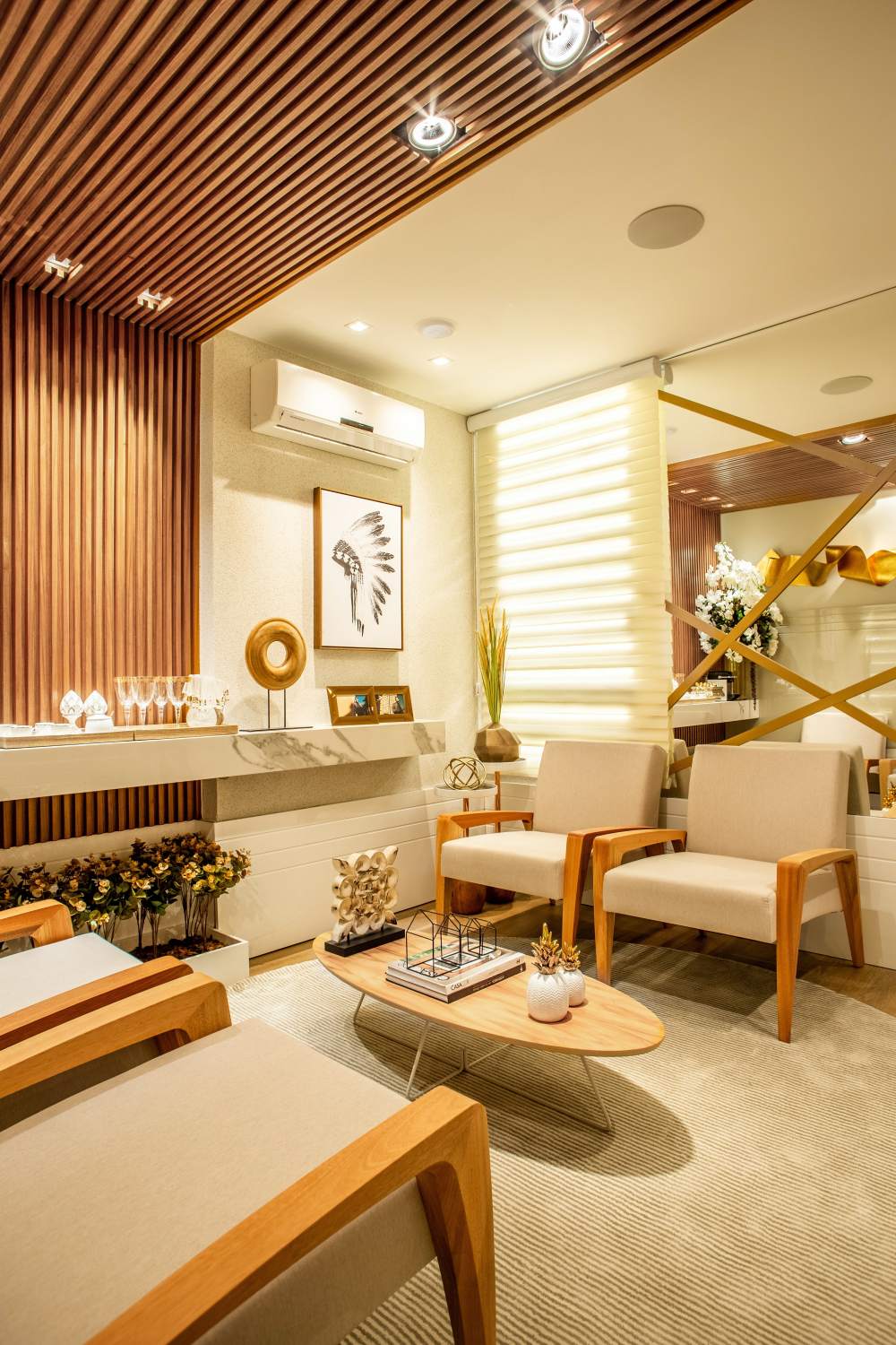 luksusowy salon z drewnem, drewno w eleganckim salonie, nowoczesny salon luksusowy