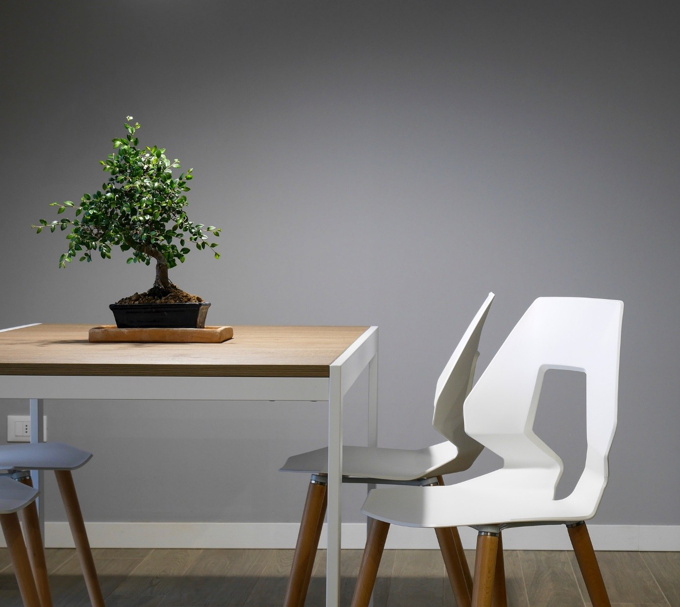 geometryczne meble, geometryczne krzesła, minimalistyczne krzesła, modernizm