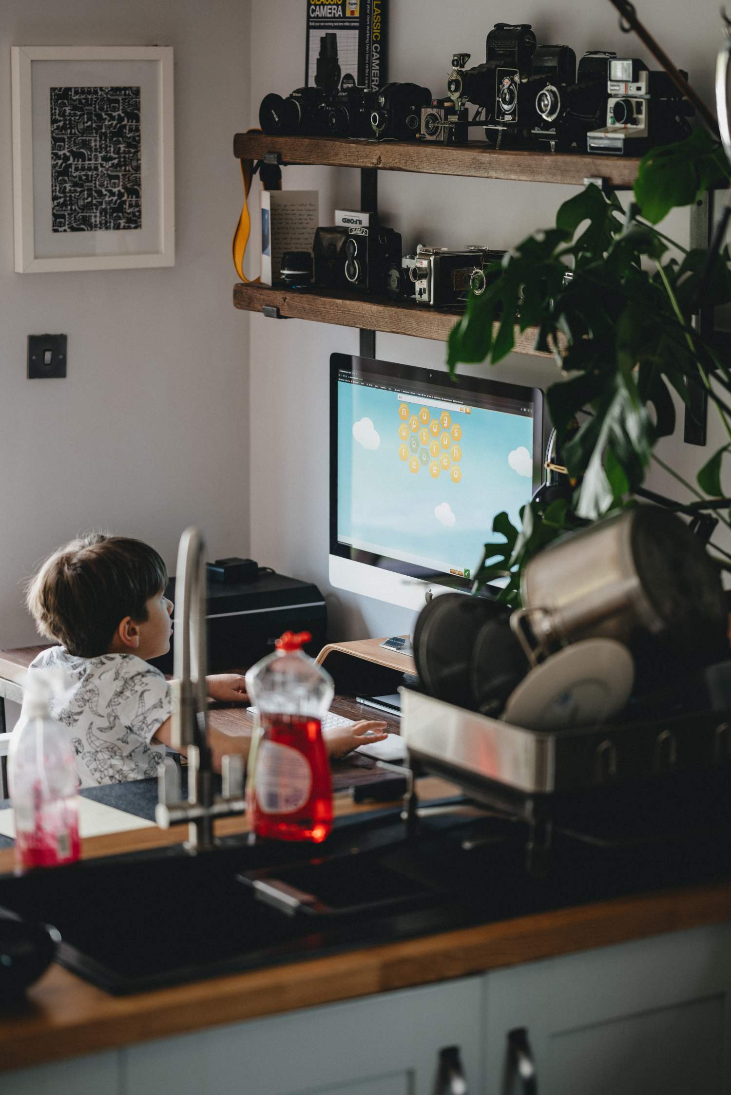 półki w pokoju z telewizorem, jak powiesić półki nad telewizorem, półki nad telewizorem