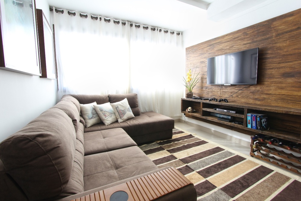 salon z telewizorem na ścianie, salon z tv na ścianie, telewizor na ścianie z drewnem
