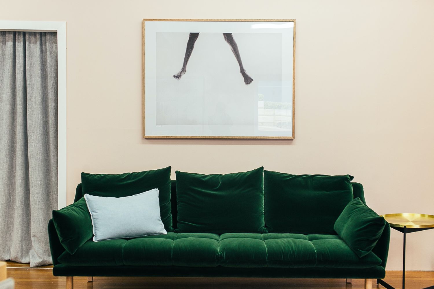 zielona kanapa w salonie inspiracje