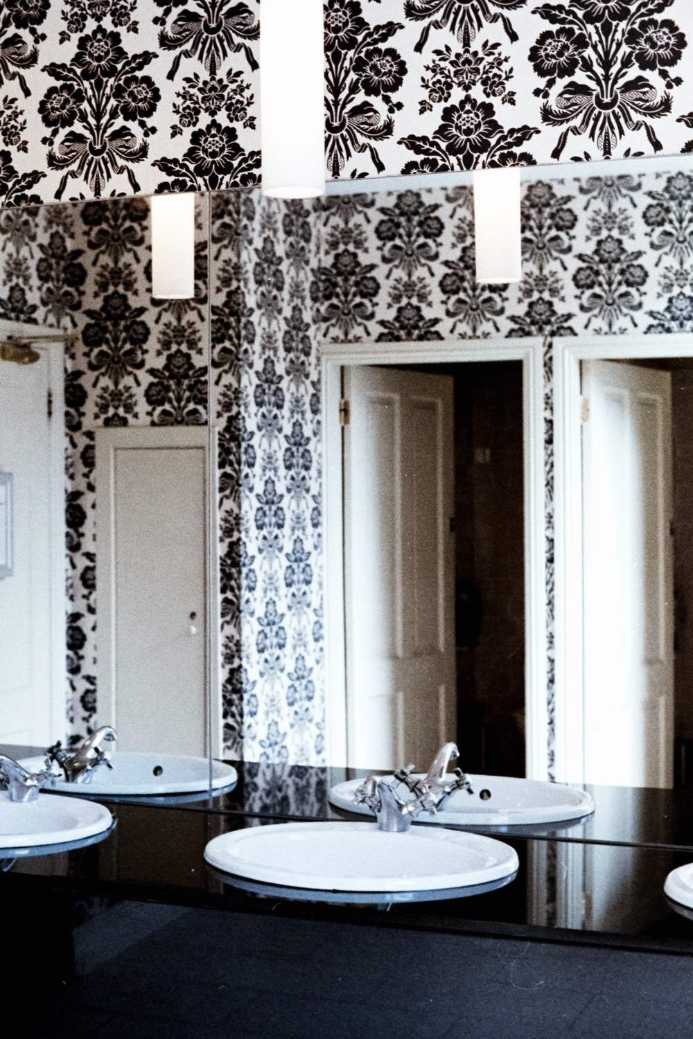 kolory do łazienki klasycznej, łazienka klasyczna tapeta, łazienka klasyczna wykończenie ścian