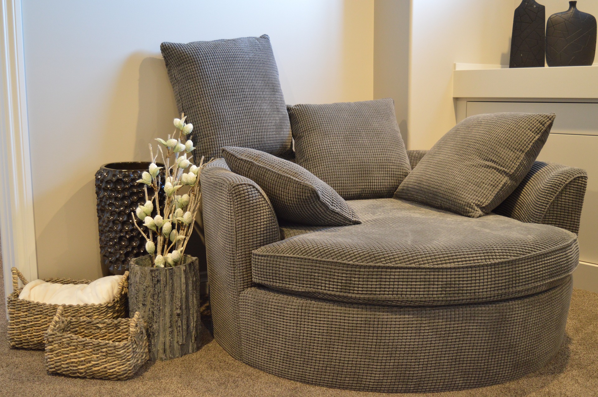 Styl skandynawski meble sofa poduszki dekoracje wyposazenie jak urzadzic aranzacje inspiracje dekoportal