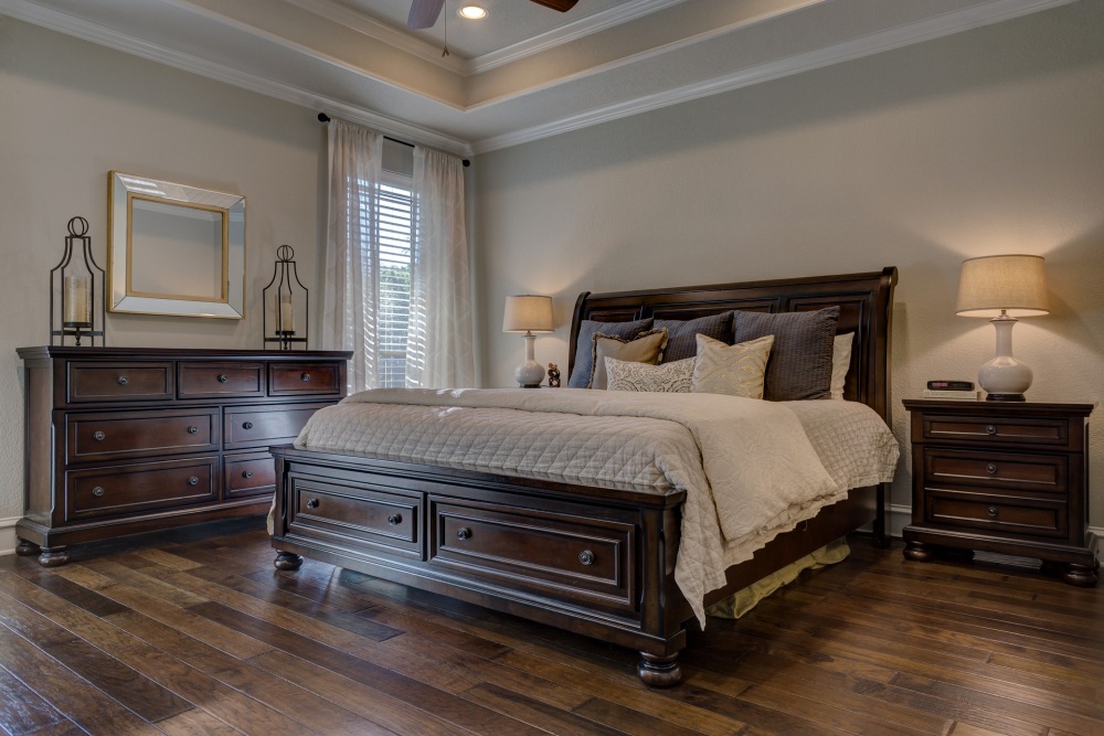 masywne łóżko do sypialni, sypialnia z ogromnym łożem, kolory do sypialni z brązowym łóżkiem