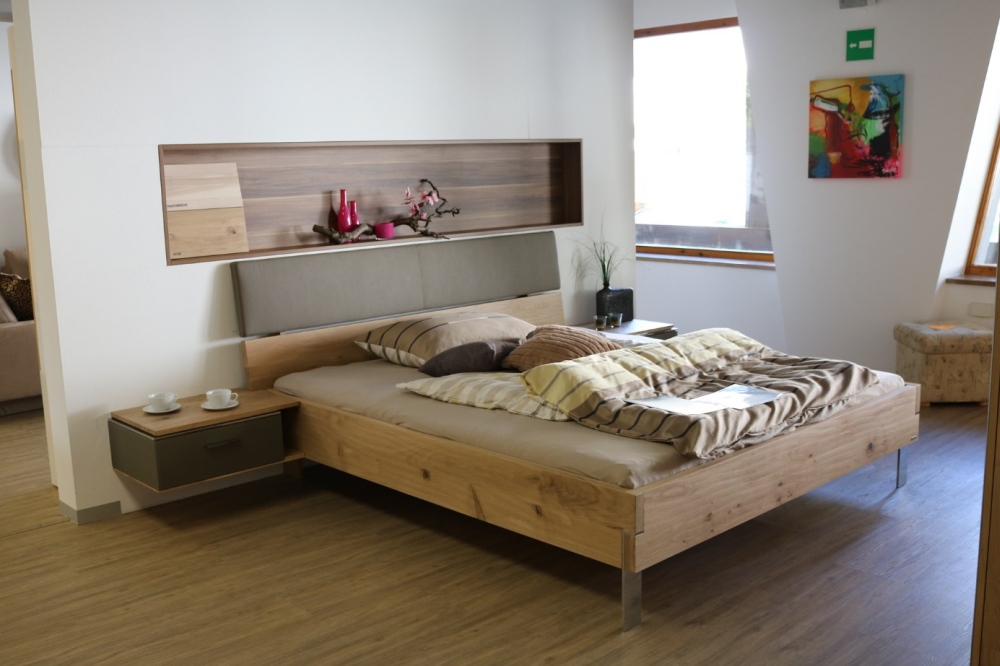 sypialnia z drewnianym łóżkiem, sypialnia z brązowym łóżkiem, brązowe łóżko z drewna