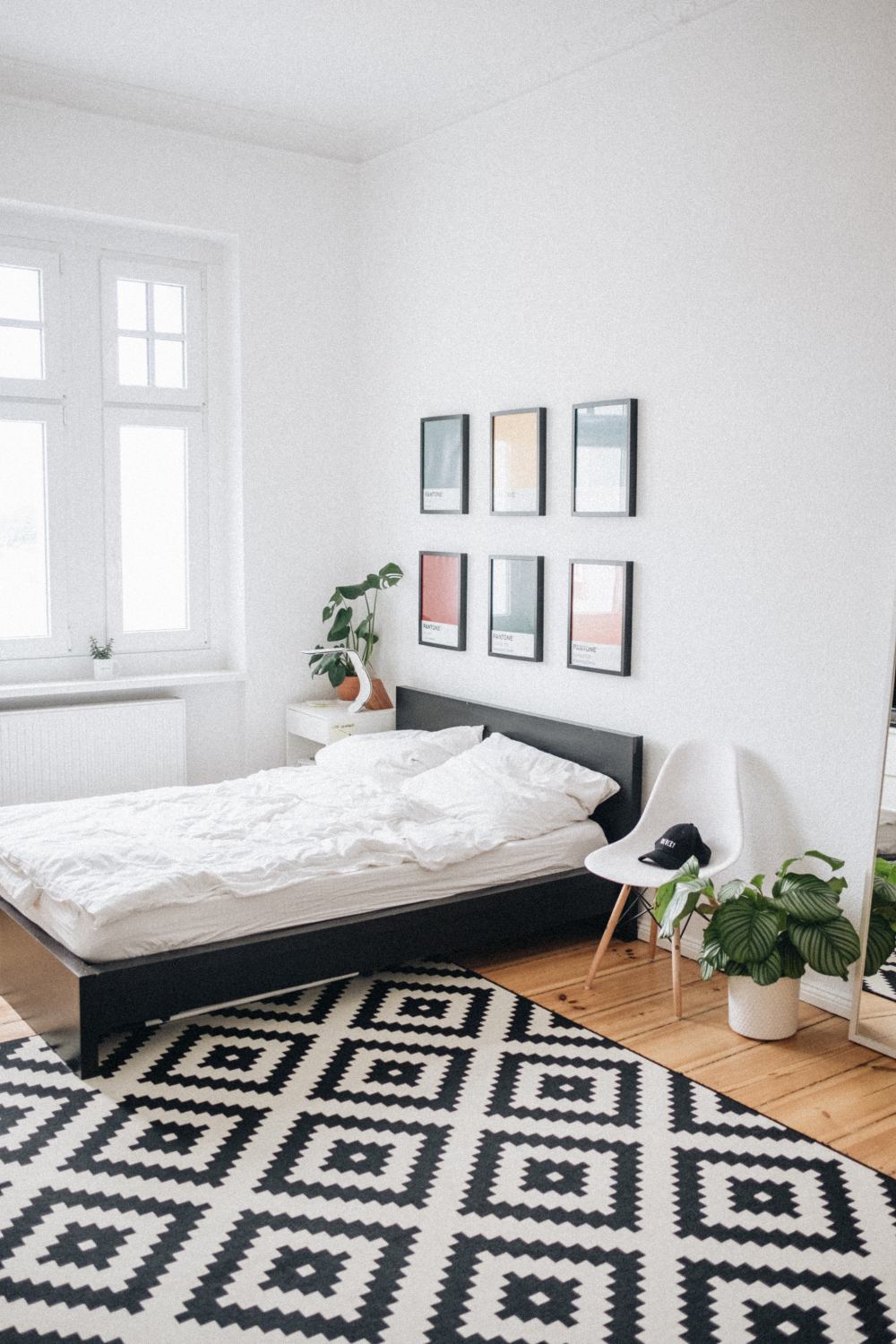 Sypialnia w stylu skandynawskim pomalowana na biało - www.dekoportal.pl białe ściany w stylu skandynawskim, kolor ścian w stylu skandynawskim, kolor sypialni w stylu skandynawskim